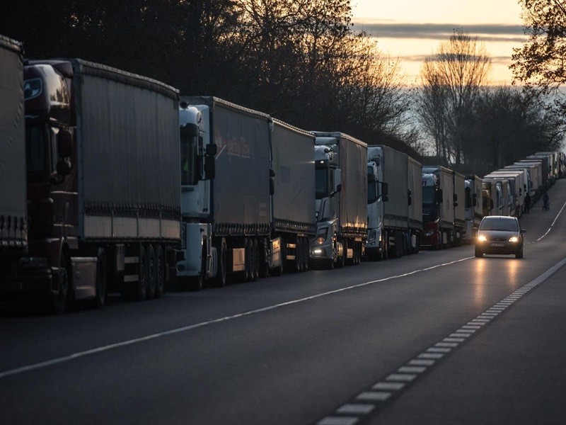 Xe tải xếp hàng ở biên giới Ukraine - Ba Lan.