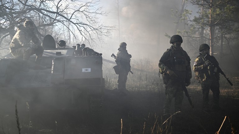 Các quân nhân Lực lượng Dù Nga tham gia một cuộc tập trận chiến đấu tại một bãi tập, trong khuôn khổ Chiến dịch Quân sự của Nga ở Ukraine. (Ảnh: Sputnik / Alexey Maishev)