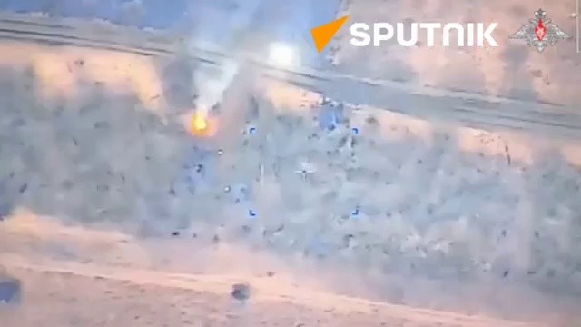 Video pháo tự hành Akatsiya diệt súng cối và kho đạn gần Avdeevka