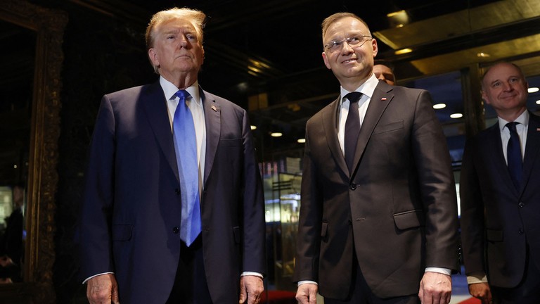 Cựu Tổng thống Mỹ Donald Trump gặp Tổng thống Ba Lan Andrzej Duda tại Tháp Trump ngày 17/4 tại Thành phố New York. (Ảnh: AFP)