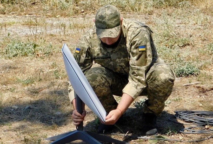 Một người lính Ukraine thiết lập thiết bị đầu cuối Starlink. (Nguồn: Trung tâm quân sự Ukraine).
