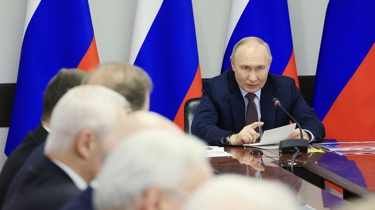 Tổng thống Vladimir Putin phát biểu trong cuộc gặp với CEO các tập đoàn quốc phòng hàng đầu của Nga ngày 25/5/2024. (Ảnh: Sputnik)