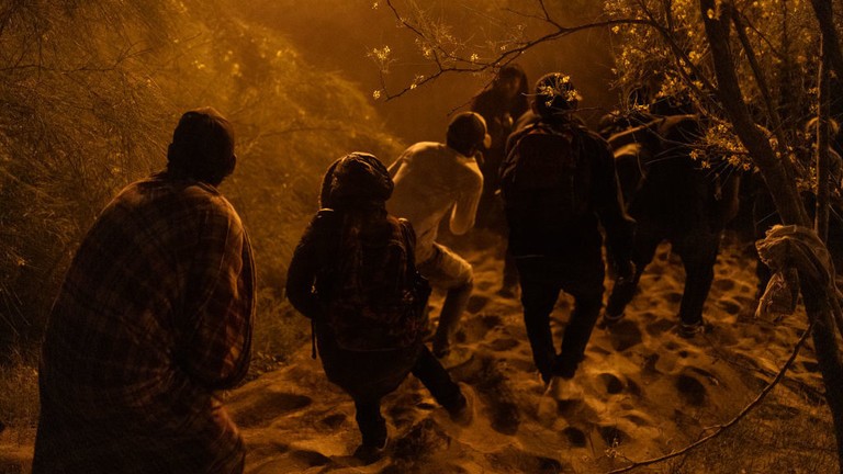 Những người di cư cố gắng vượt qua biên giới Mỹ-Mexico vào tháng trước mà không bị lực lượng Vệ binh Quốc gia Texas phát hiện. (Ảnh: David Peinado/Anadolu qua Getty Images)