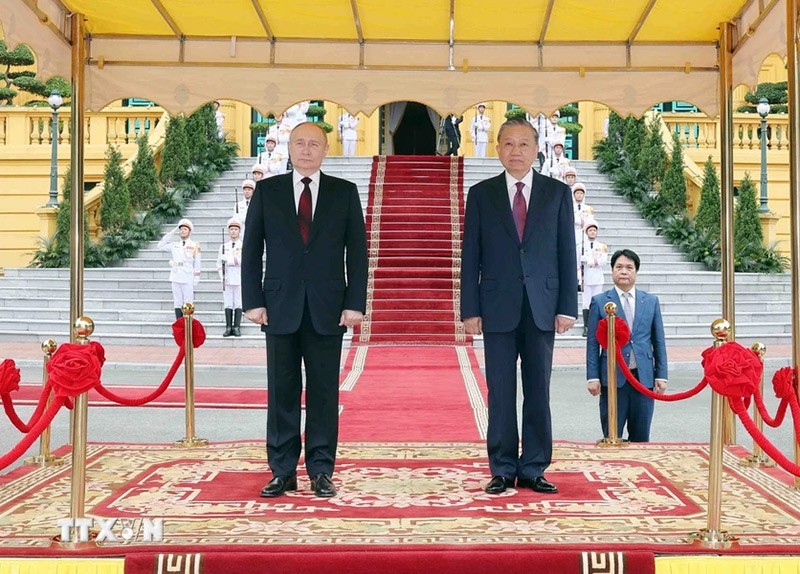 Chủ tịch nước Tô Lâm và Tổng thống Liên bang Nga Vladimir Putin trên bục danh dự, nghe quân nhạc cử Quốc thiều hai nước. (Ảnh: Nhan Sáng/TTXVN)