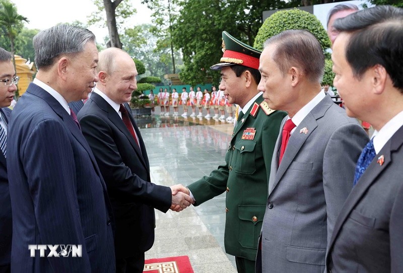 Chủ tịch nước Tô Lâm và Tổng thống Liên bang Nga Vladimir Putin với các thành viên Đoàn đại biểu Việt Nam. (Ảnh: Nhan Sáng/TTXVN)