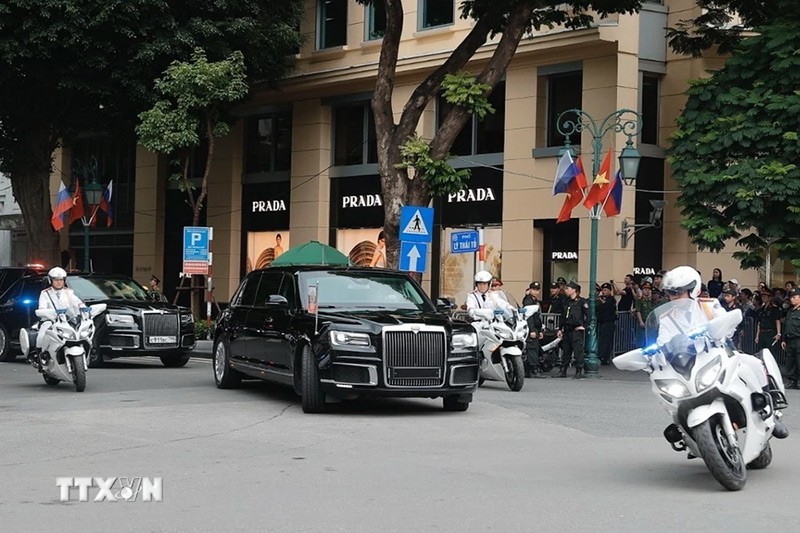 Đoàn xe của Tổng thống Nga Vladimir Putin trên đường di chuyển đến Phủ Chủ tịch. (Ảnh: Nhật Anh/TTXVN)