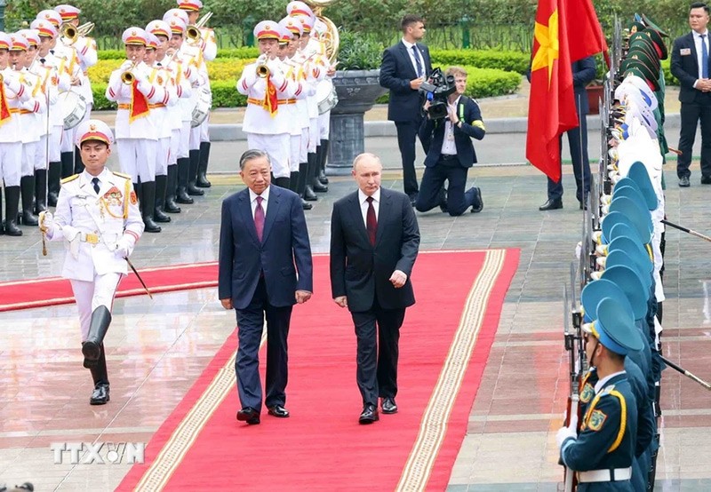Chủ tịch nước Tô Lâm và Tổng thống Liên bang Nga Vladimir Putin duyệt Đội danh dự Quân đội nhân dân Việt Nam. (Ành: Phạm Kiên/TTXVN)