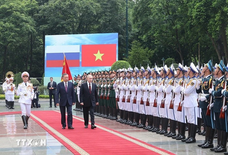 Chủ tịch nước Tô Lâm và Tổng thống Liên bang Nga Vladimir Putin duyệt Đội danh dự Quân đội nhân dân Việt Nam. (Anh: Nhan Sáng/TTXVN)
