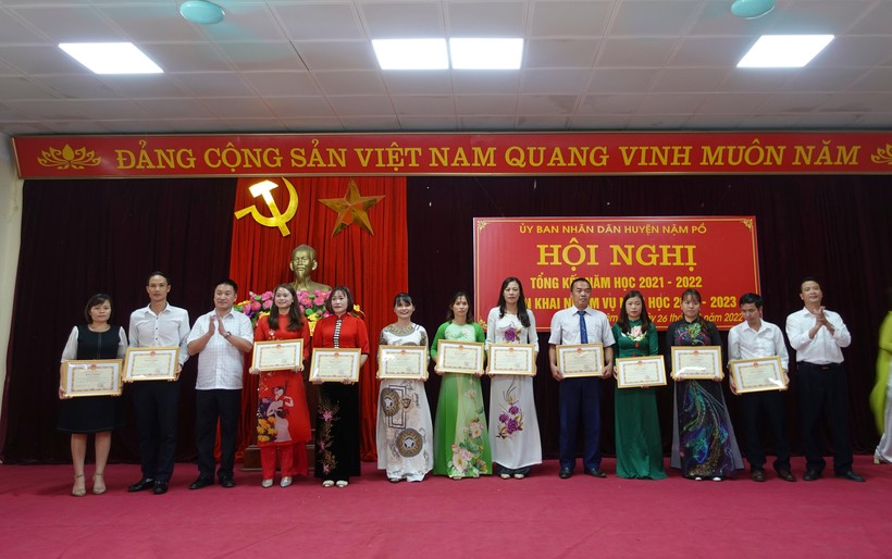 Lãnh đạo huyện Nậm Pồ trao tặng giấy khen cho các cá nhân có thành tích xuất sắc.