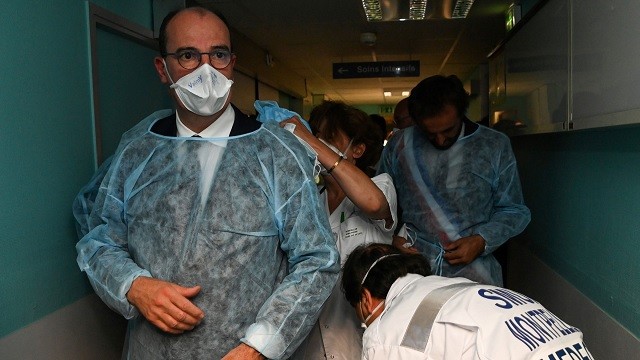 Bộ trưởng Y tế Pháp tới thăm một bệnh viện