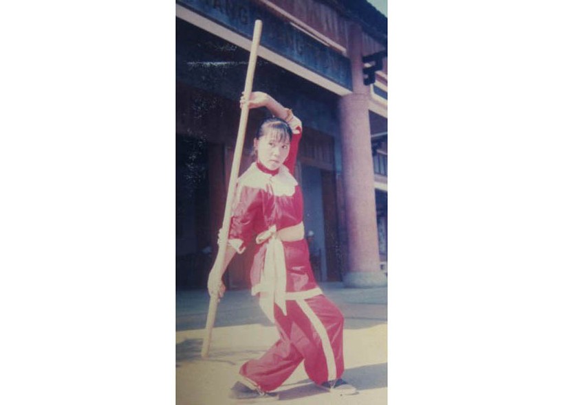 Tại Bảo tàng Quang Trung ở huyện Tây Sơn, tỉnh Bình Định, nữ võ sĩ Hồng Nhung múa thảo roi. Ảnh: Phanxipăng
