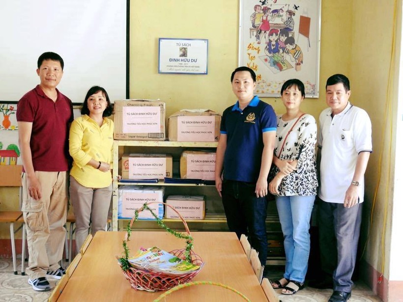 Đại diện TransViet Group trao quà hỗ trợ cho các trường tại Yên Bái