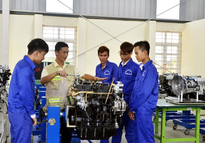 Sinh viên lớp cao đẳng nghề công nghệ ô tô khoá 1, Trường Cao đẳng nghề Việt - Hàn thực hành tại xưởng của nhà trường (theo Cổng thông tin điện tử tỉnh Quảng Ninh)