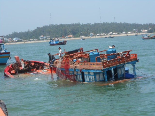  Bão số 10 làm một tàu cá của ngư dân Quảng Ngại bị sóng đánh chìm.