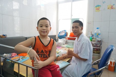 Hà Nội: Cậu bé 8 tuổi mắc căn bệnh lạ “ngất xỉu khi nâng đầu dậy”