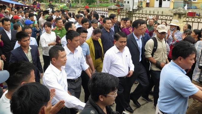 Sau khi đối thoại, người dân Đồng Tâm đưa Chủ tịch Chung tới nhà văn hóa thôn Hoành - nơi giữ 19 cán bộ, chiến sĩ.