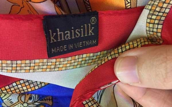  Dấu vết trên khăn của Khaisilk được cho là có sự cắt mác cũ để dập mác mới.