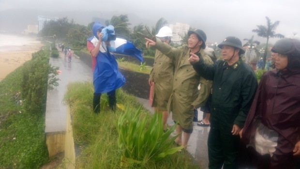 Chủ tịch UBND tỉnh Hồ Quốc Dũng chỉ đạo cứu hộ cứu nạn tàu cá và các thuyền viên đang bị nạn ở khu vực bờ biển Quy Nhơn