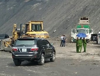 Công an phát hiện 2 xe đổ rác thải tại khu vực khai trường thuộc công ty Cổ phần than Núi Béo