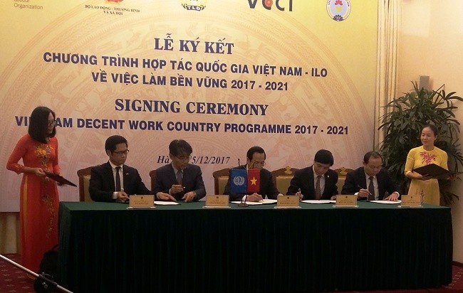 Bộ trưởng Bộ LĐ-TB&XH, lãnh đạo các đối tác xã hội và Giám đốc ILO Việt Nam ký kết chương trình hợp tác mới