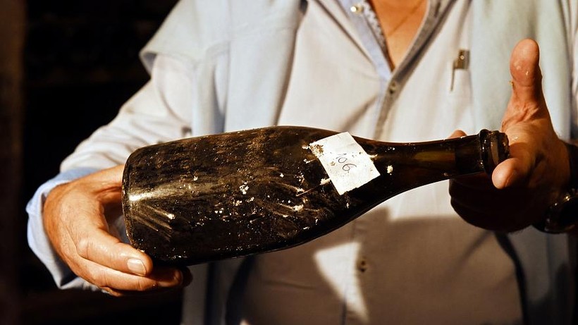 Chai rượu vang cổ nhất thế giới của Pháp đã được bán  ​