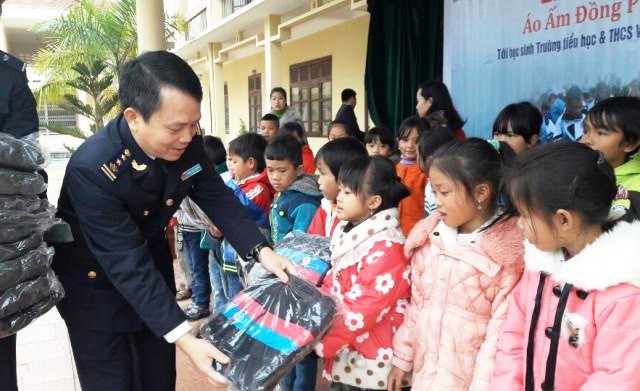 Đoàn Thanh niên chi cục Hải Quan cửa khẩu Cảng Vạn Gia Quảng Ninh trao tặng quần áo ấm mùa đông cho học sinh trường tiểu học Vĩnh Thực, Vĩnh Trung. Ảnh theo QTV