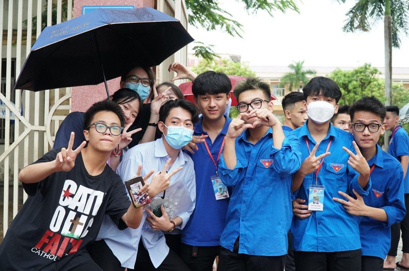 Thí sinh tham dự kỳ thi tốt nghiệp THPT năm 2022 chia sẻ niềm vui cùng các tình nguyện viên. Ảnh: Hồ Lài.