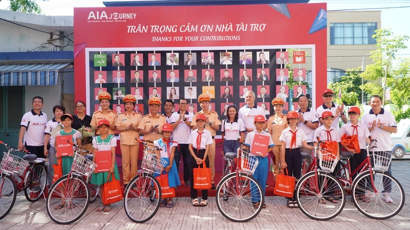 Đại diện Ban tổ chức trao tặng xe đạp cho học sinh có hoàn cảnh khó khăn. 