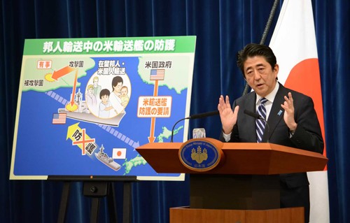 Ông Abe phát biểu trước bức tranh minh họa cảnh tàu Mỹ chở công dân Nhật bị tấn công