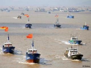 Tàu cá Trung Quốc tràn xuống biển Đông hồi năm 2012 - Ảnh: Reuters 