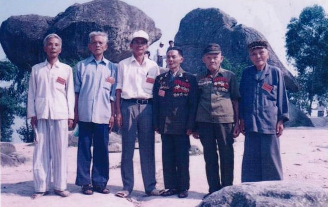 Ông Chu Cấp (thứ 3 từ trái sang) cùng những người bạn