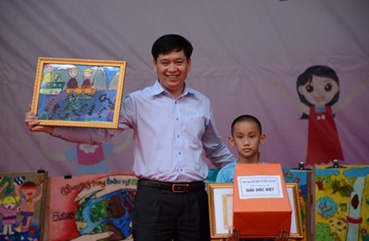 Anh Nguyễn Long Hải- Bí thư Trung ương Đoàn, Chủ tịch Hội đồng Đội Trung ương trao giải Đặc biệt cho thí sinh xuất sắc nhất