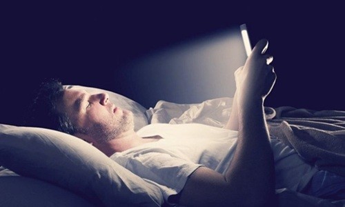 
Ánh sáng xanh phát ra từ màn hình điện thoại vào ban đêm khiến não ngừng sản xuất melatonin. 