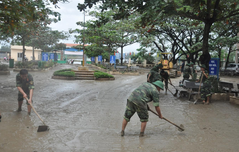 Cán bộ chiến sĩ các đơn vị giúp trường học khắc phục hậu quả mưa lũ