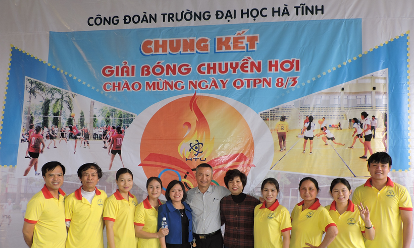 Trường Đại học Hà Tĩnh thi đấu bóng chuyền hơi chào mừng ngày Quốc tế phụ nữ 8/3.