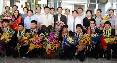 Đại diện Bộ GD&ĐT, các thầy cô giáo chụp ảnh lưu niệm với đội tuyển Olympic Vật lý châu Á
