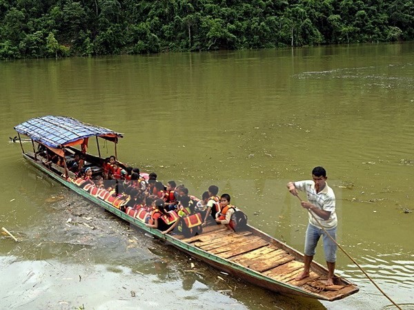 Các thầy Trường Phổ thông dân tộc bán trú Tiểu học số 1 xã Ta Gia đưa học sinh vượt sông Nậm Mu về trường