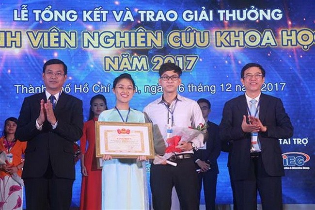 Thứ trưởng Nguyễn Văn Phúc trao giải nhất cho nhóm sinh viên đến từ Trường Đại học Mở TP Hồ Chí Minh