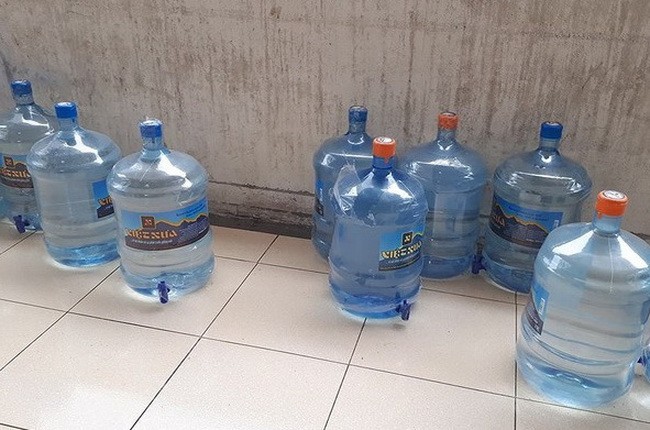 Hà Nội yêu cầu dừng sử dụng nước uống Việt Xưa bị nhiễm khuẩn trong trường học