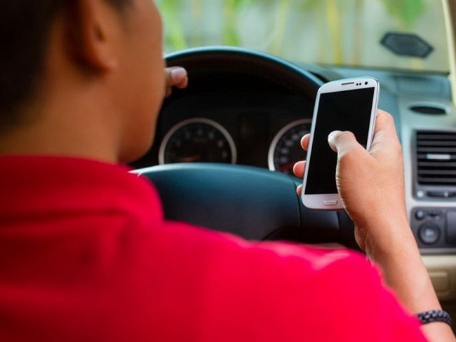 Cần cấm dùng điện thoại khi lái xe ô tô