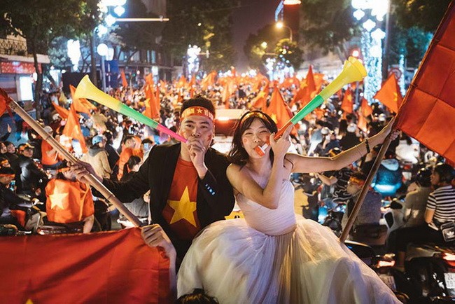 Bộ ảnh cưới độc đáo hòa chung không khí chiến thắng của U23 Việt Nam 