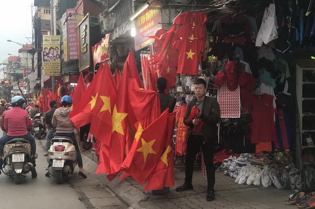 Áo, cờ cổ vũ đội tuyển U23 Việt Nam tràn ngập phố Hà Nội