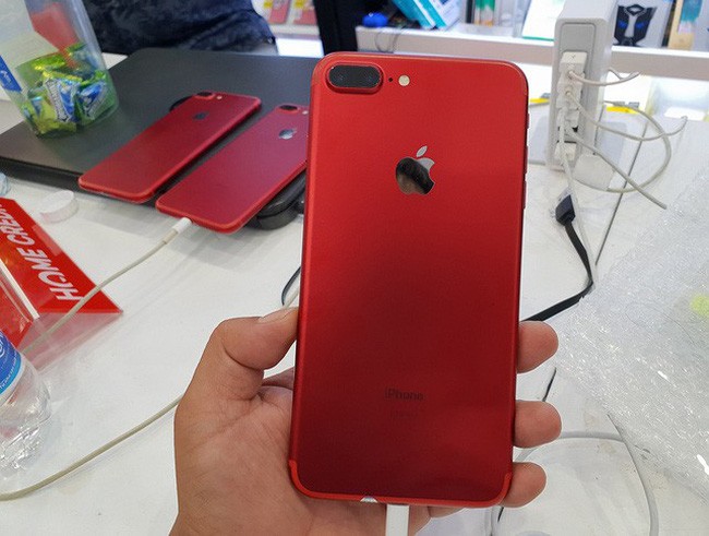 iPhone màu đỏ hút khách do bất ngờ giảm giá