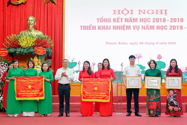 Lãnh đạo quận Thanh Xuân tặng cờ thi đua cho các đơn vị xuất sắc
