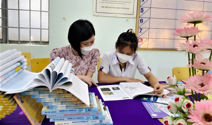 Cô trò trường THPT Lê Hữu Trác -huyện Cư M"Gar hưởng ứng Ngày sách và Văn hoá đọc năm 2022.