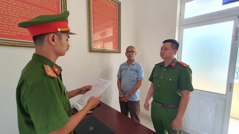 Cơ quan CSĐT Công an tỉnh Đắk Lắk tống đạt các quyết định tố tụng đối với bị cáo Thu. (Ảnh: SĐ)