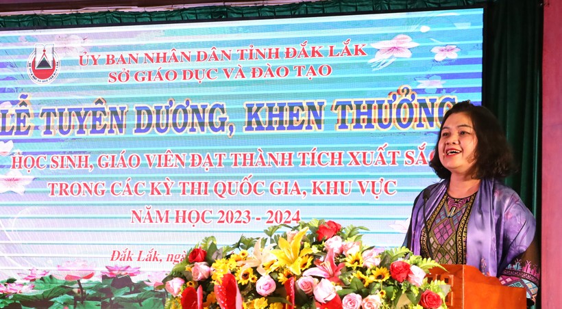 Bà H’ Yim Kđoh - Phó Chủ tịch UBND tỉnh Đắk Lắk phát biểu tại buổi lễ. (Ảnh: BH)