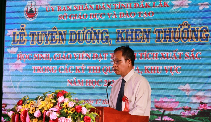 TS. Đỗ Tường Hiệp, Phó Giám đốc Sở GD&ĐT báo cáo kết quả giáo dục mũi nhọn của Đắk Lắk