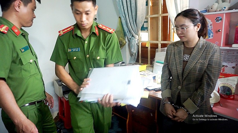Cơ quan chức năng khám xét nơi ở của Kế toán Nguyễn Thị Trang. (Ảnh: SĐ)