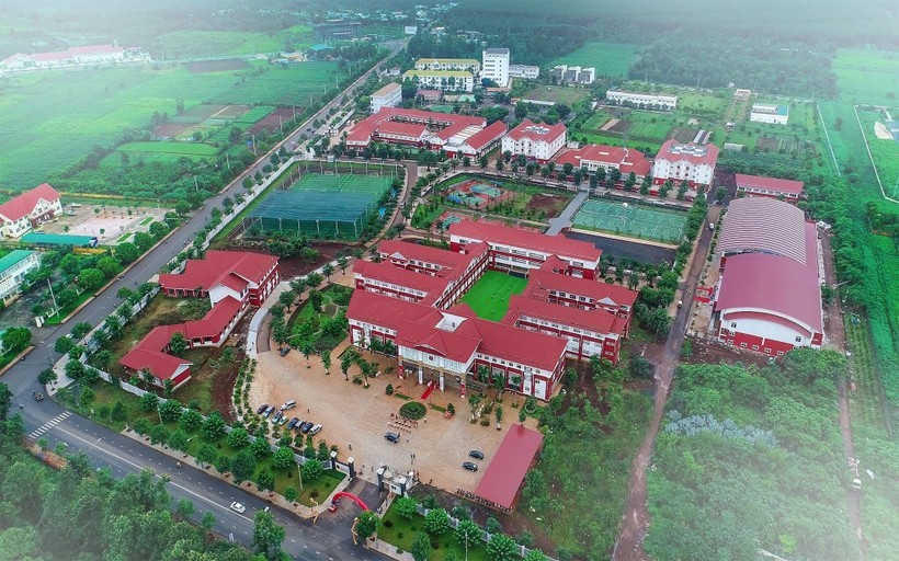 Khuôn viên khang trang, hiện đại của Trường Tiểu học, THCS & THPT Hoàng Việt, Đắk Lắk. (Ảnh: HV)